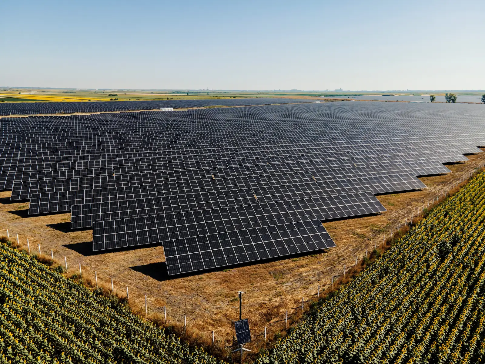 Bežični video nadzor na terenu — pogled iz drona na zaštićen objekat